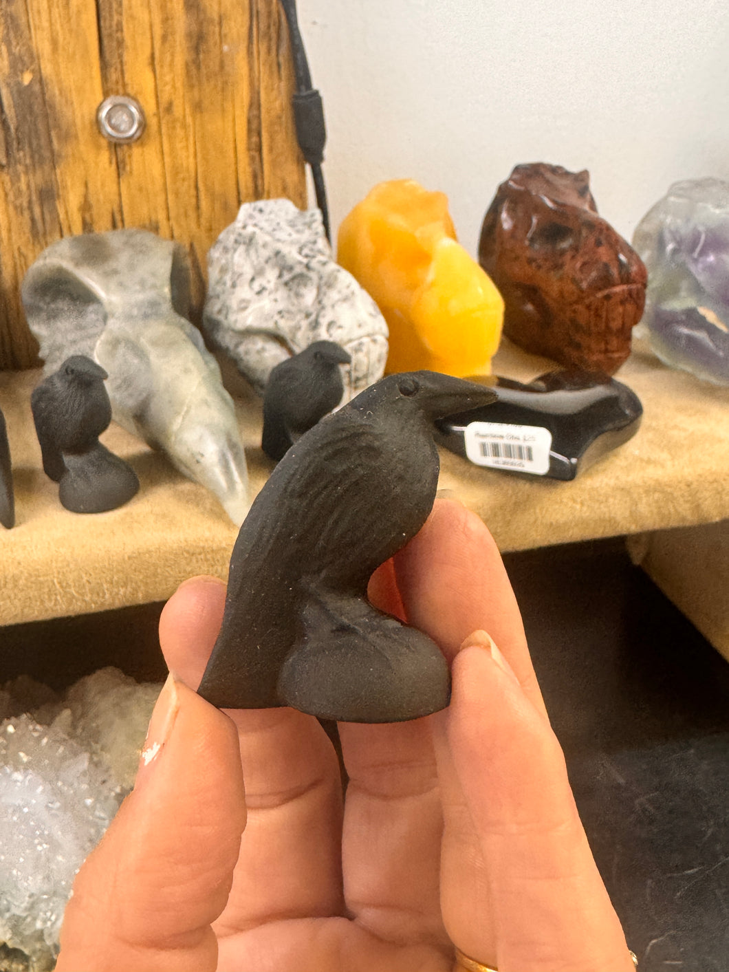 Obsidian Raven Carving – Guardian of Mystery and Transformation