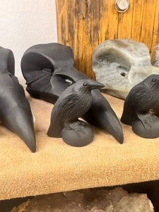 Obsidian Raven Carving – Guardian of Mystery and Transformation