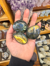 Load image into Gallery viewer, Labradorite Palm Stone